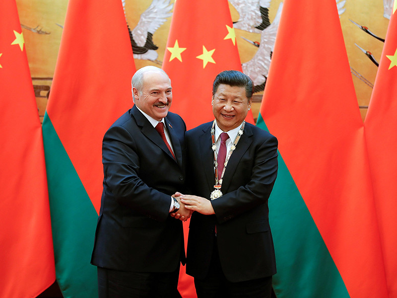 Президент Белоруссии Александр Лукашенко наградил председателя Китайской Народной Республики (КНР) Си Цзиньпина орденом "За укрепление мира и дружбы"