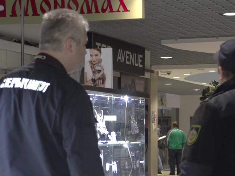 Один из работников торгового центра в Минске рассказал, как задержал мужчину, напавшего с бензопилой и топором на посетителей