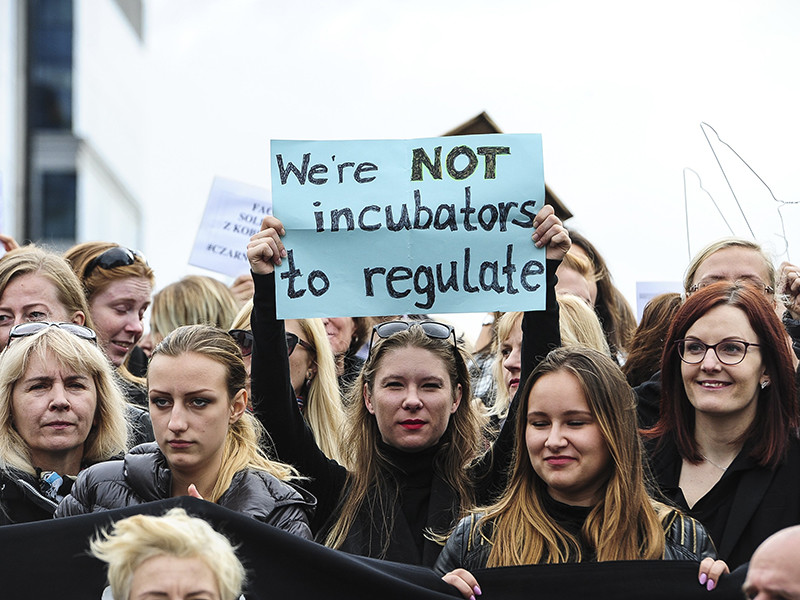 Правительство Польши отказалось от идеи полностью запретить аборты под влиянием демонстраций протеста, получивших название "Черный понедельник"