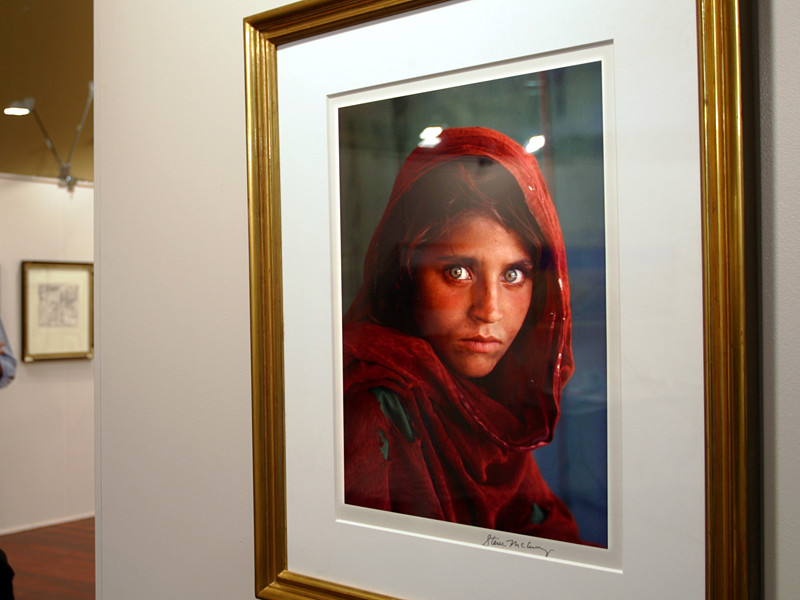 Знаменитая "афганская девочка" Шарбат Гула с обложки журнала National Geograohic 1985 года была арестована пакистанским Федеральным агентством расследований в Пешаваре по обвинению в использовании поддельных документов