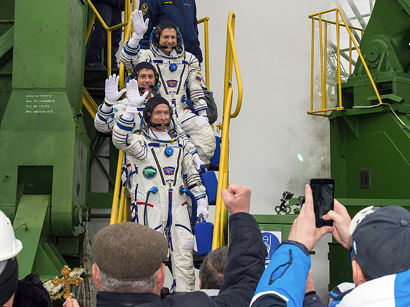 Основной экипаж: космонавты Роскосмоса Сергей Рыжиков и Андрей Борисенко, астронавт NASA Роберт Шейн Кимброу