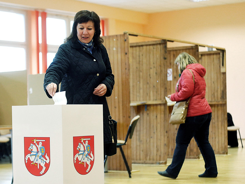 На парламентских выборах в Литве победу одержал Союз крестьян и зеленых (LVZS), возглавляемый Рамунасом Карбаускисом, сообщает BNS. По данным агентства, "аграрии" победили в 36 избирательных округах, в новом парламенте они получат 56 мандатов