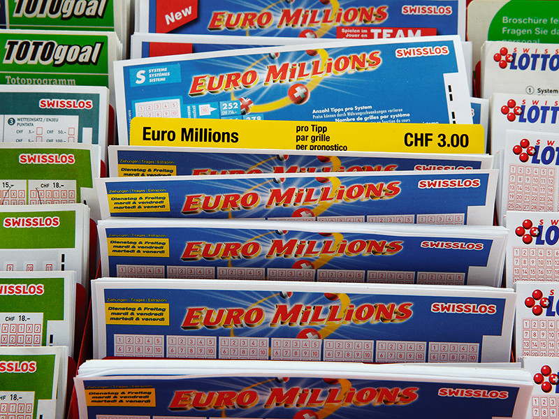 В Бельгии дворник выиграл 168 миллионов евро в лотерею "Евромиллионы" (EuroMillions) и перестал выходить на работу. Коллеги не видели счастливчика с того дня, как было объявлено о его победе
