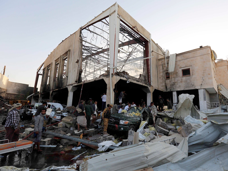Саудовская Аравия объяснила "неверными данными" бомбежку траурной церемонии в Йемене