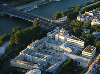 Комплекс зданий с пятиглавым собором Святой Троицы в центре возводился на набережной Бранли в историческом центре французской столицы с 2014 года