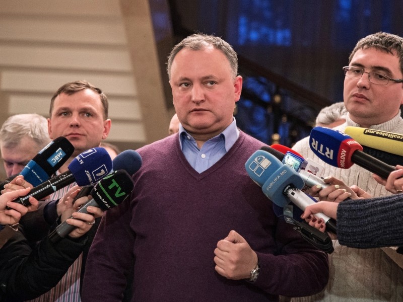Выступающий за сближение с Россией Игорь Додон лидирует на президентских выборах в Молдавии