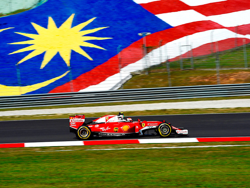 Малайзийские власти задержали девять человек после окончания этапа гран-при "Формулы-1" в Сепанге. Поводом послужило то, что молодые люди разделись до нижнего белья, которое было выполнено в стиле национального флага Малайзии