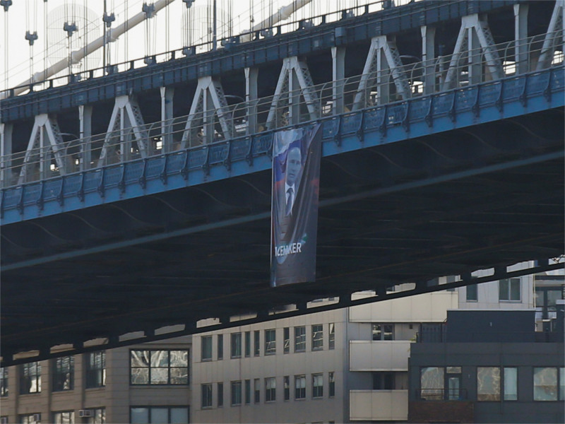 Баннер с портретом Путина и подписью "Миротворец" вывесили на мосту в Нью-Йорке