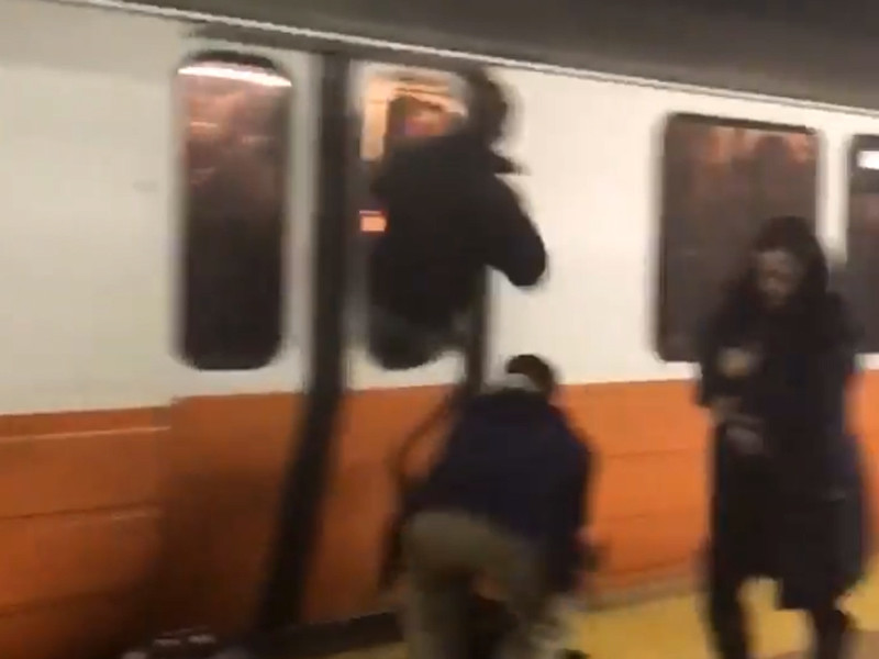 Пассажиры метро Бостона разбили окна в вагонах, испугавшись задымления на станции