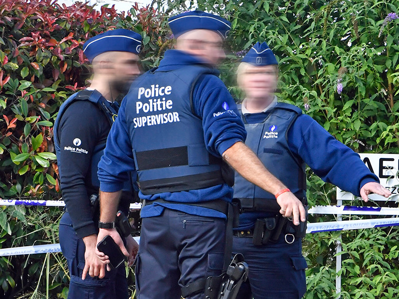 В Брюсселе неизвестный напал с ножом на полицейских