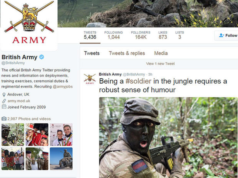 На фото к твиту был изображен солдат в джунглях, лицо которого было в специальном маскировочном темно зеленом креме. "Чтобы проходить службу в джунглях, нужно обладать хорошим чувством юмора", - сказано в посте