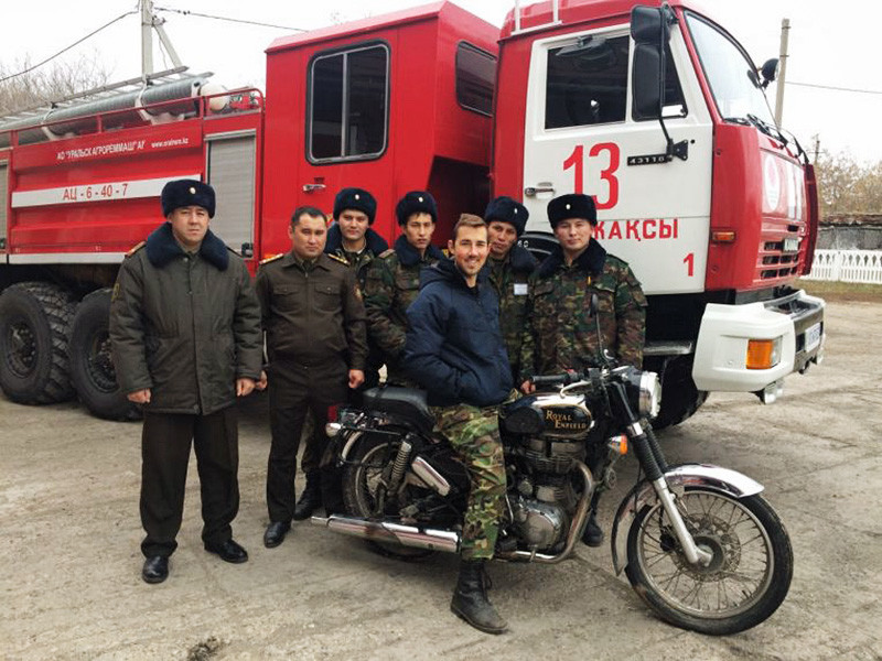 В казахстанской глубинке спасли от переохлаждения австралийского путешественника, заехавшего туда из Англии на мотоцикле