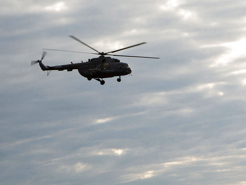 Российский вертолет, доставлявший гуманитарную помощь в сирийской провинции Хама, подвергся обстрелу боевиков группировки "Исламское государство" (запрещена в РФ)