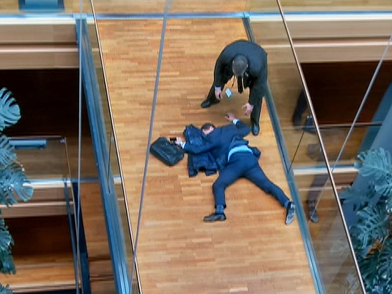 49-летний Стивен Вулф во время потасовки в здании Европарламента получил удар по голове, после чего выпал в окно (по другой версии, он пролетел несколько этажей, упав через перила). Судя по фотографиям, он лежал без сознания на одном из мостков внутри здания