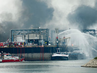 Взрыв произошел в районе заводской гавани, куда прибывают танкеры с нефтью и газом