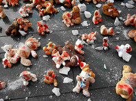 Местные выходцы с Украины и из Сирии собрались возле резиденции канцлера ФРГ Ангелы Меркель, разложив перед зданием окровавленные, перебинтованные мягкие игрушки