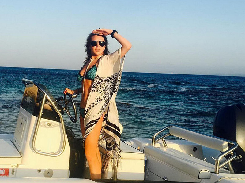 Знаменитая голливудская актриса Линдси Лохан чуть не потеряла половину пальца, пытаясь самостоятельно пришвартовать лодку, находясь на отдыхе в Турции