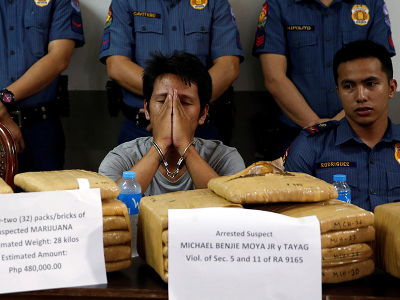Британская газета The Guardian пообщалась с одним из представителей филиппинской полиции, активно занимающимся борьбой с наркоманией в рамках объявленной новым президентом страны Родриго Дутерте кампании