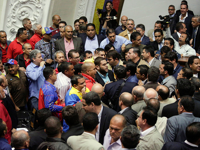 Национальная ассамблея Венесуэлы, большинство в которой занимают оппозиционные депутаты, проголосовала за начало процесса импичмента президента страны Николаса Мадуро