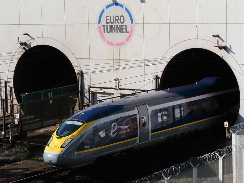 Движение поездов Eurostar в туннеле под проливом Ла-Манш между Францией и Великобританией было прервано из-за аварии в системе энергоснабжения
