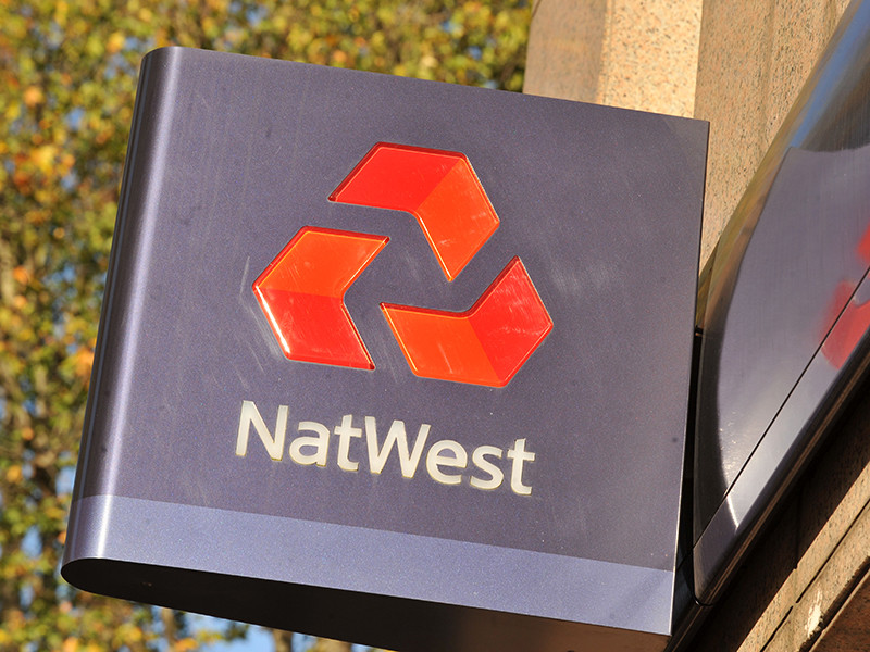 Британский банк NatWest, предупредивший о закрытии счетов британского поставщика российского телеканала RT, сделал это по требованию головного государственного Royal Bank of Scotland