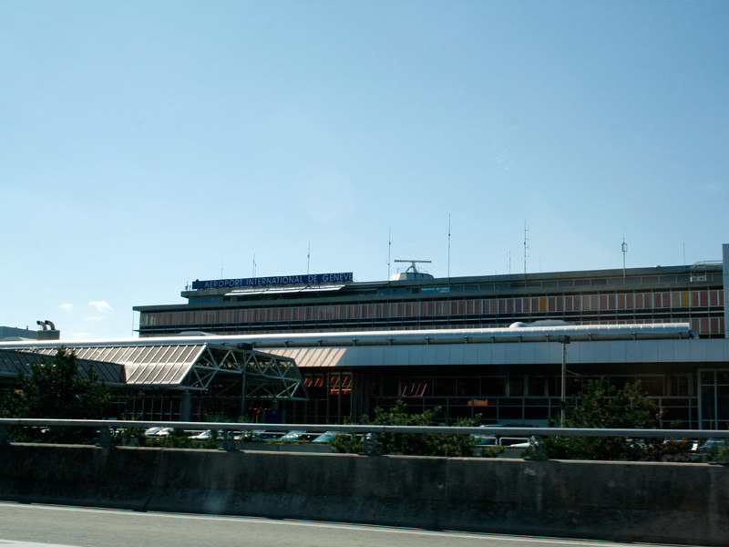 В аэропорту Женевы пассажиров "Аэрофлота" эвакуировали из самолета из-за звонка о бомбе
