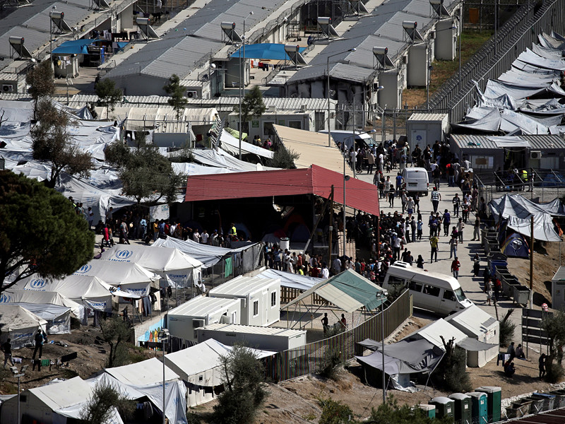 На греческом острове Лесбос в лагере мигрантов Мория около 70 человек из Пакистана и Бангладеш напали на передвижные офисы Европейского бюро по вопросам предоставления убежища (EASO), протестуя против задержек при рассмотрении их ходатайств