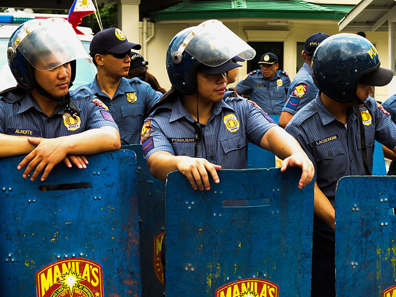 Филиппинские полицейские силой разогнали демонстрацию около американского посольства в Маниле, где около тысячи митингующих собралась выразить протест против присутствия военных США