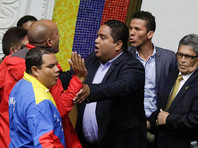 Депутаты проголосовали "за открытие процесса в отношении Николаса Мадуро" и за то, чтобы парламентская комиссия "начала изучать" возможную "уголовную и политическую ответственность, а также уход с поста" главы государства