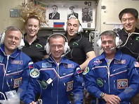 Космонавты встретились с тремя другими членами экипажа и приняли участие в общей пресс-конференции с центром NASA