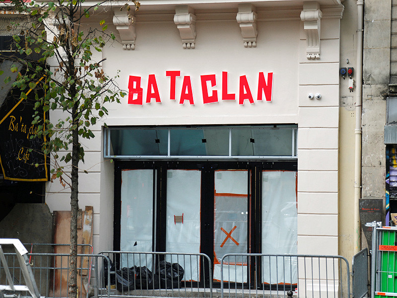 В преддверии годовщины терактов в Париже открылся новый фасад концертного зала "Батаклан"