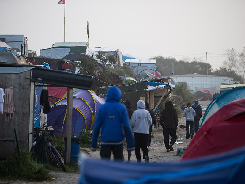 Из лагеря беженцев в Кале на фоне столкновений вывезли в Британию первую группу детей