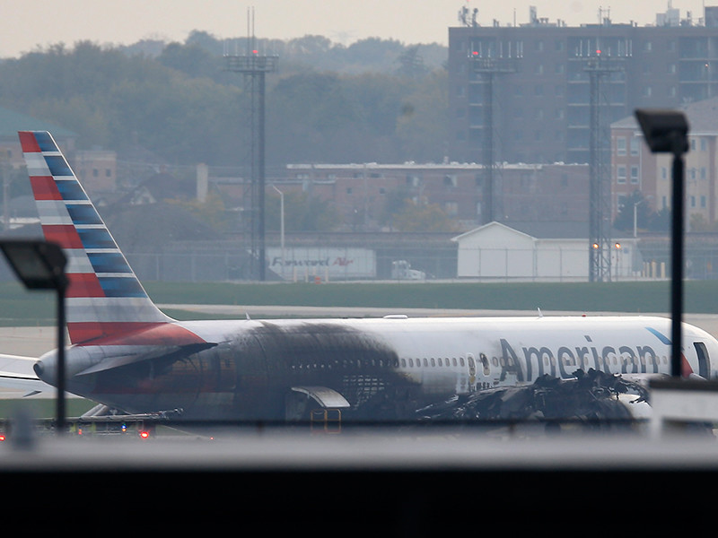 Пассажирский самолет загорелся при взлете в аэропорту Чикаго, 20 человек пострадали