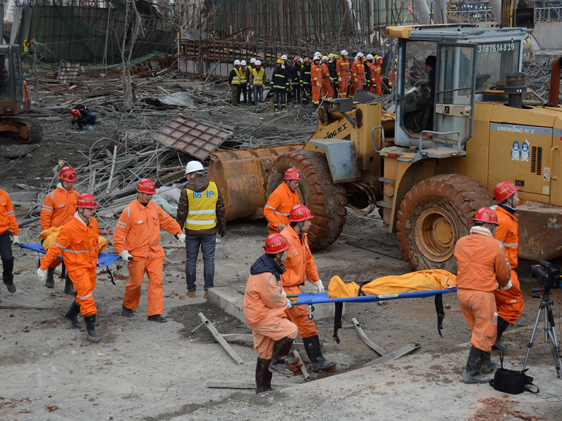 Власти Китая после трагедии на электростанции в городе Фэнчэн в провинции Цзянси, где произошло обрушение строящейся охлаждающей башни и строительных лесов, унесшее жизни 74 работников, были арестованы 13 человек