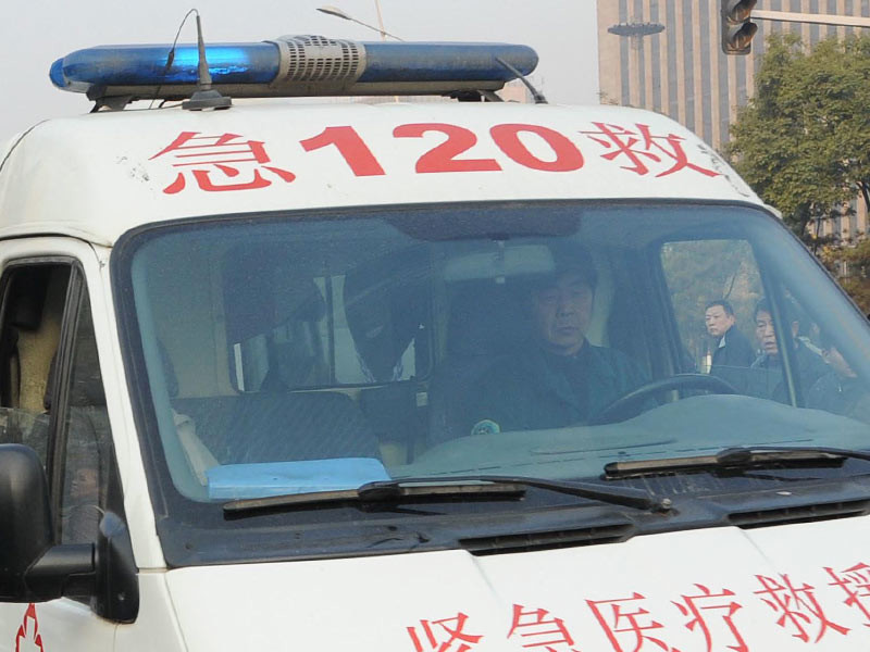 В Китае водитель внедорожника покончил с собой после того, как врезался в толпу школьников
