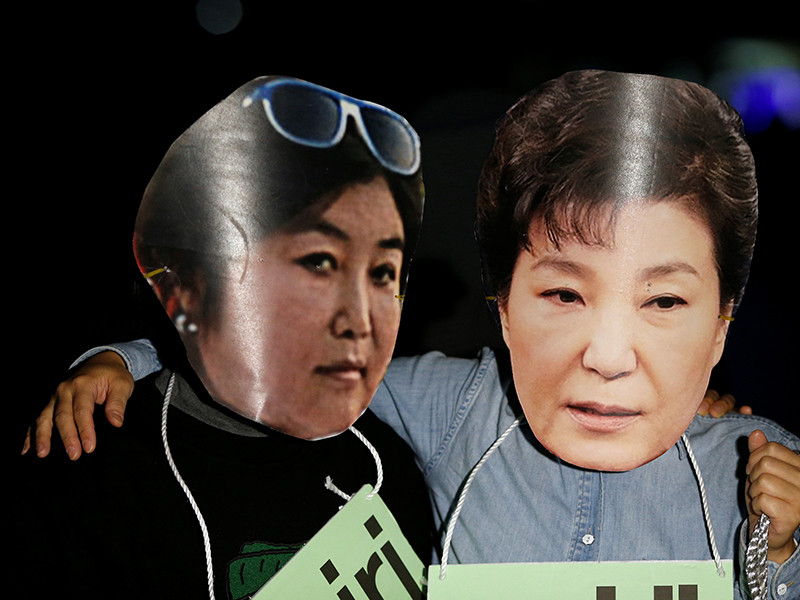 В Южной Корее разгорается небывалый политический скандал, связанный с доверенным лицом президента Пак Кын Хе. Выяснилось, что глава государства доверяла своей 60-летней наперснице по имени Чхве Сун Силь важную политическую информацию