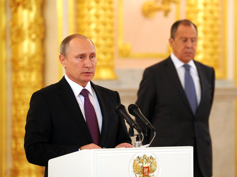 Владимир Путин и Сергей Лавров на церемонии вручения верительных грамот, 9 ноября 2016 года