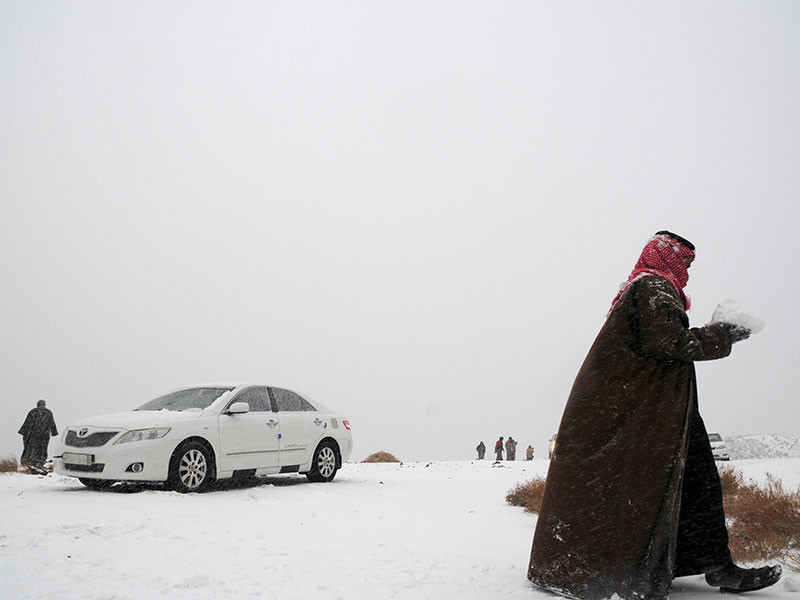 На жителей Саудовской Аравии обрушился сильный снегопад. Под снежным покровом оказались пустыни в центральных и северо-западных регионах арабской страны после того как температура воздуха там упала ниже нуля по Цельсию