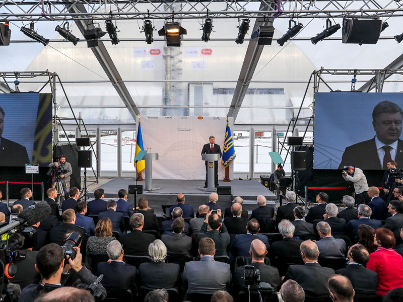 Порошенко принял участие в церемонии открытия новой арки над энергоблоком в Чернобыле