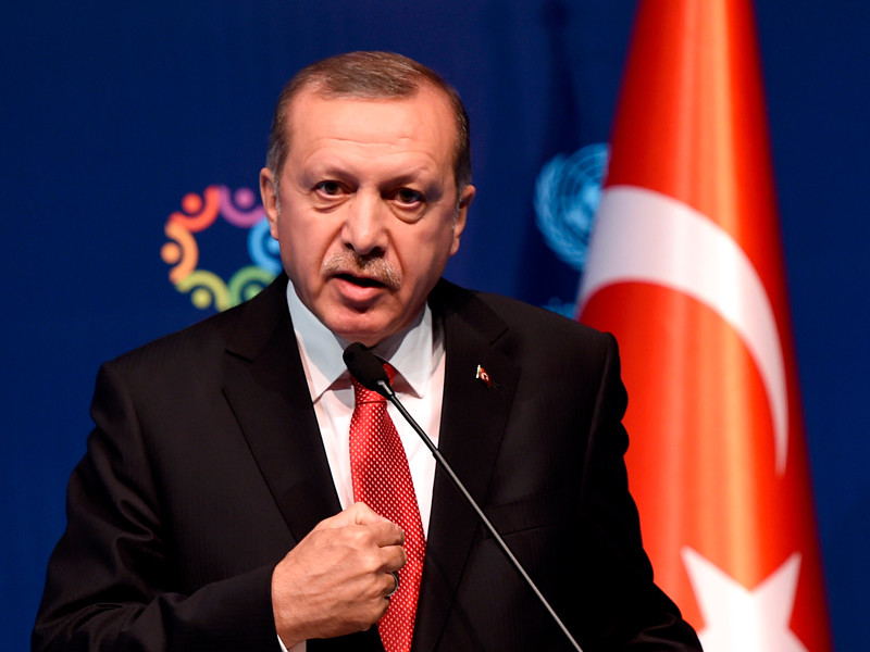 Президент Турции Реджеп Тайип Эрдоган обвинил Европейский союз в предательстве и невыполнении обещаний миграционной сделки и пригрозил открыть турецкие границы для мигрантов