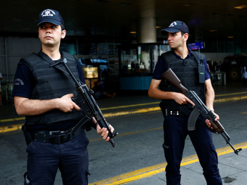 Полиция обстреляла мотоцикл возле аэропорта в Стамбуле