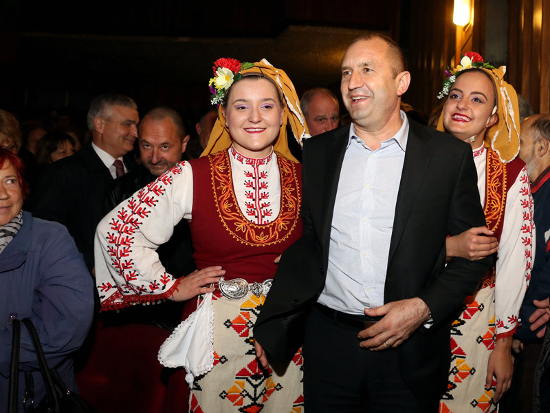 На президентских выборах в Болгарии, согласно первым опубликованным ЦИК страны официальным данным, лидирует кандидат от Болгарской социалистической партии (БСП) Румен Радев