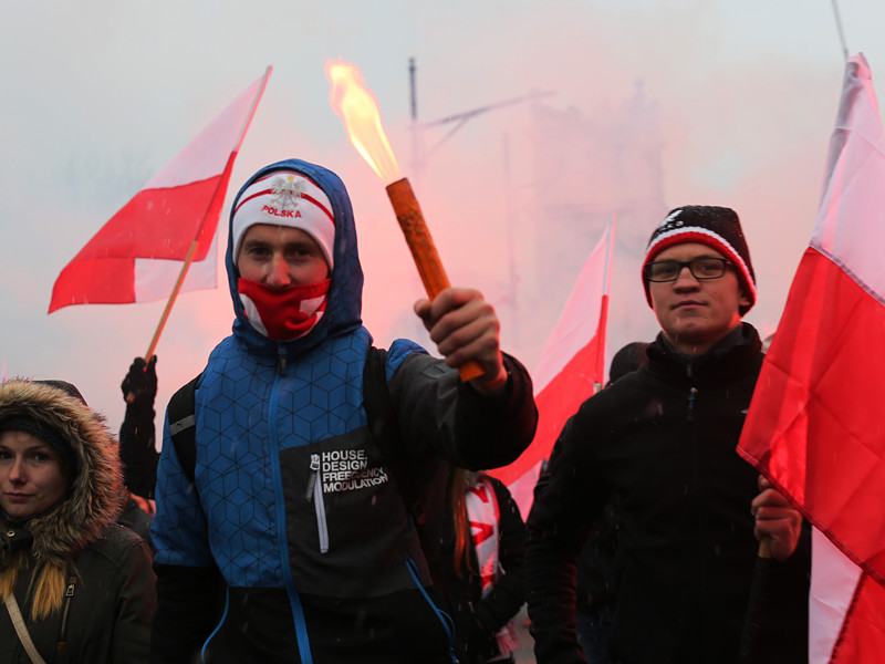 Центральным и самым многолюдным из 17 проведенных в этот день мероприятий стал организованный националистами "Марш независимости" в Варшаве под лозунгом "Польша - бастион Европы", заявленный на 50 тысяч человек, а собравший около 100 тысяч