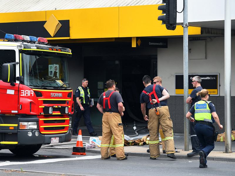 Неизвестный поджег себя в здании банка в Мельбурне, 27 человек пострадали