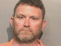 В США полиция штата Айова арестовала подозреваемого в убийстве двух полицейских - 46-летнего Скотта Майкла Грина из города Де-Мойна в округе Даллас, который расстрелял стражей порядка прямо в их патрульных машинах