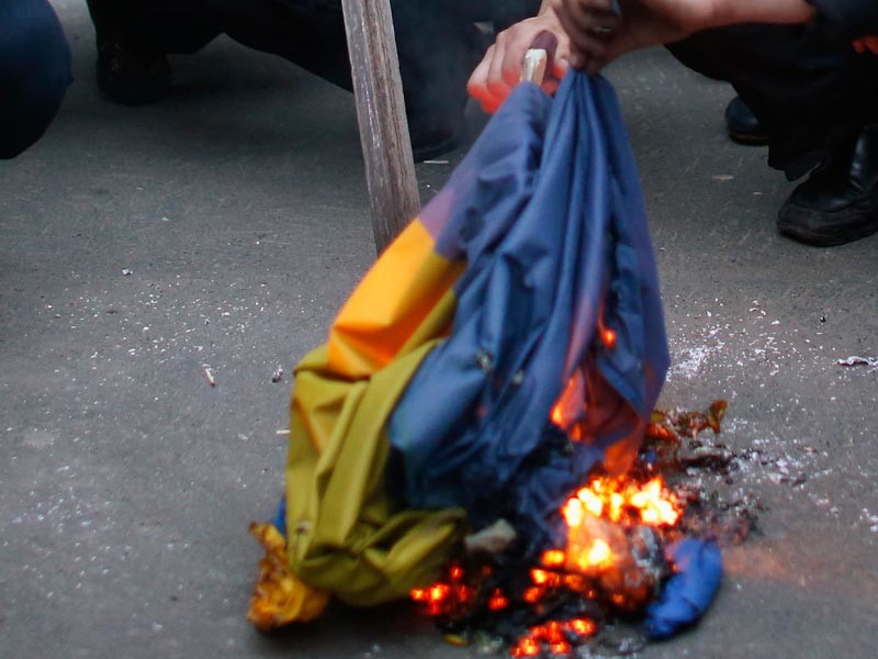 МИД Польши получил ноту Киева в связи с сожжением украинского флага в Варшаве