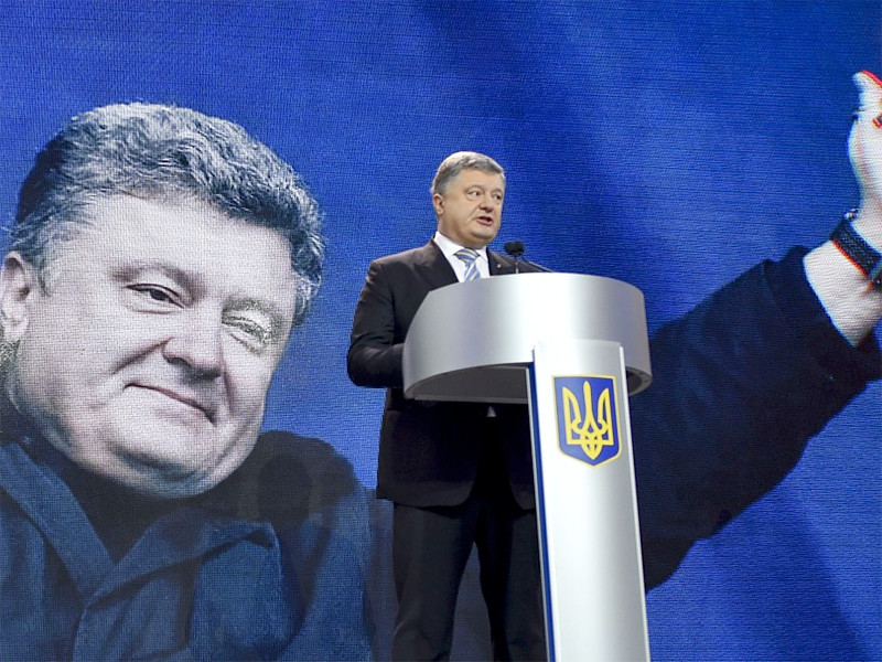 Президент страны Петр Порошенко, выступая с торжественной речью по случаю праздника, объяснил, почему во время прихода к власти не стал вводить в стране военное положение