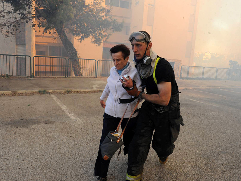 Более 50 тысяч жителей Хайфы, третьего по величине городе Израиля, в четверг, 24 ноября, были эвакуированы из-за сильного пожара, начавшегося утром и быстро распространившегося из-за сильного ветра, засухи и, как предполагают чиновники, поджигателей