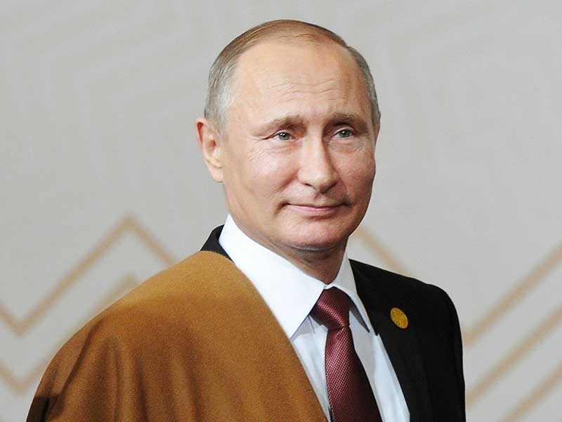 Путин во время визита на саммит АТЭС получил в подарок от перуанки Хулии свитер из альпаки