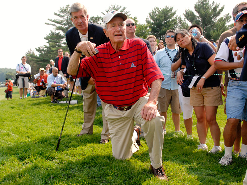 Набор для гольфа Джорджа Буша-старшего продан на аукционе за 30 тыс. долларов